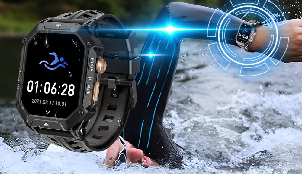 Na obrazie widoczny jest czarny smartwatch z wyświetlaczem pokazującym czas 01:06:28 oraz datę 2021.08.17 18:01. W tle osoba pływająca w wodzie z założonym na nadgarstku podobnym zegarkiem.