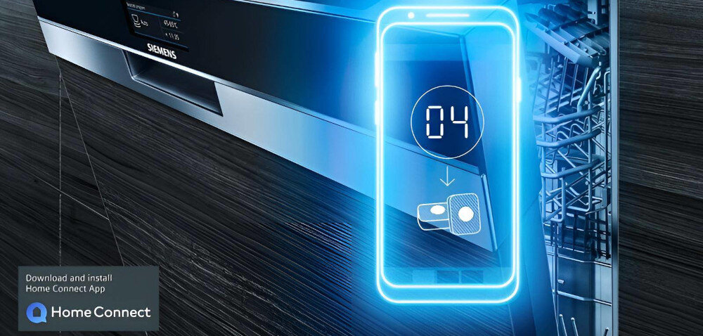 Obraz przedstawia zmywarkę z widocznym logo \'SIEMENS\' oraz grafiką smartfona z numerem \'04\' na ekranie. W lewym dolnym rogu znajduje się tekst: \'Download and install Home Connect App\' oraz logo \'Home Connect\'.