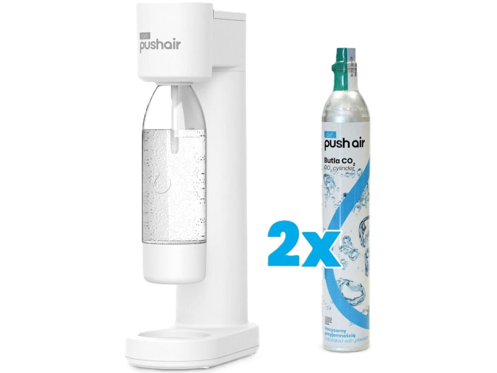 Na obrazie widoczny jest biały saturator z przezroczystą butelką oraz dwa cylindry CO2 z napisem \'push air\'.