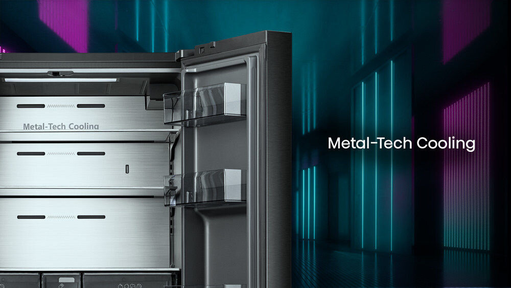 Otwarta lodówka z widocznymi półkami i napisem \'Metal-Tech Cooling\'. W tle kolorowe, pionowe światła.