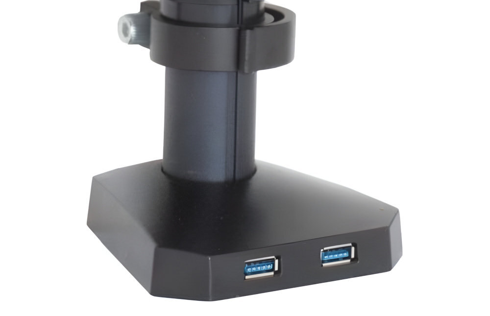Czarny uchwyt do monitorów z dwoma portami USB na podstawie. Widoczny jest również element mocujący na pionowej części uchwytu.