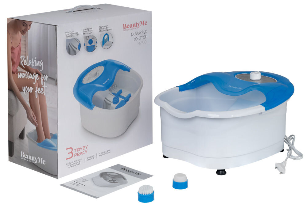 Na zdjęciu znajduje się masażer do stóp z niebieską pokrywą oraz jego opakowanie z napisem \'BeautyMe MASAŻER DO STÓP FM501\'. Obok masażera leżą akcesoria oraz instrukcja obsługi.