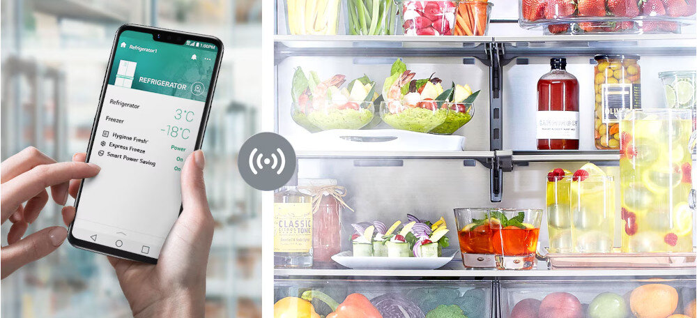 Po lewej stronie osoba trzyma smartfon z aplikacją do zarządzania lodówką, na ekranie widoczne są temperatury: Refrigerator 3°C, Freezer -18°C. Po prawej stronie otwarta lodówka z różnorodnymi produktami spożywczymi, w tym warzywami, napojami i sałatkami.