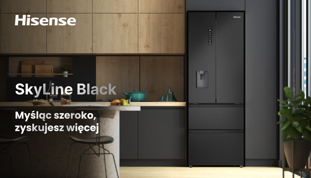 Czarna lodówka Hisense stoi w nowoczesnej kuchni z drewnianymi szafkami. Na obrazie widoczny jest tekst: \'Hisense SkyLine Black Myśląc szeroko, zyskujesz więcej\'.