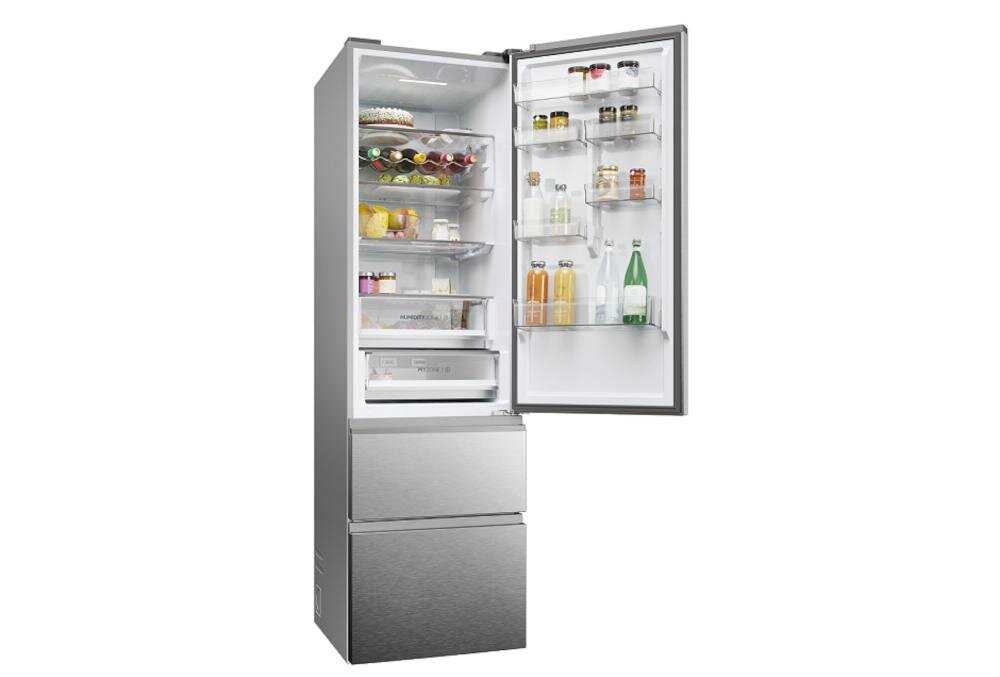 Lodówka w kolorze inox z otwartymi drzwiami, ukazująca wnętrze z półkami wypełnionymi różnymi produktami spożywczymi, takimi jak napoje, słoiki i owoce. Na drzwiach znajdują się dodatkowe półki z butelkami i słoikami.