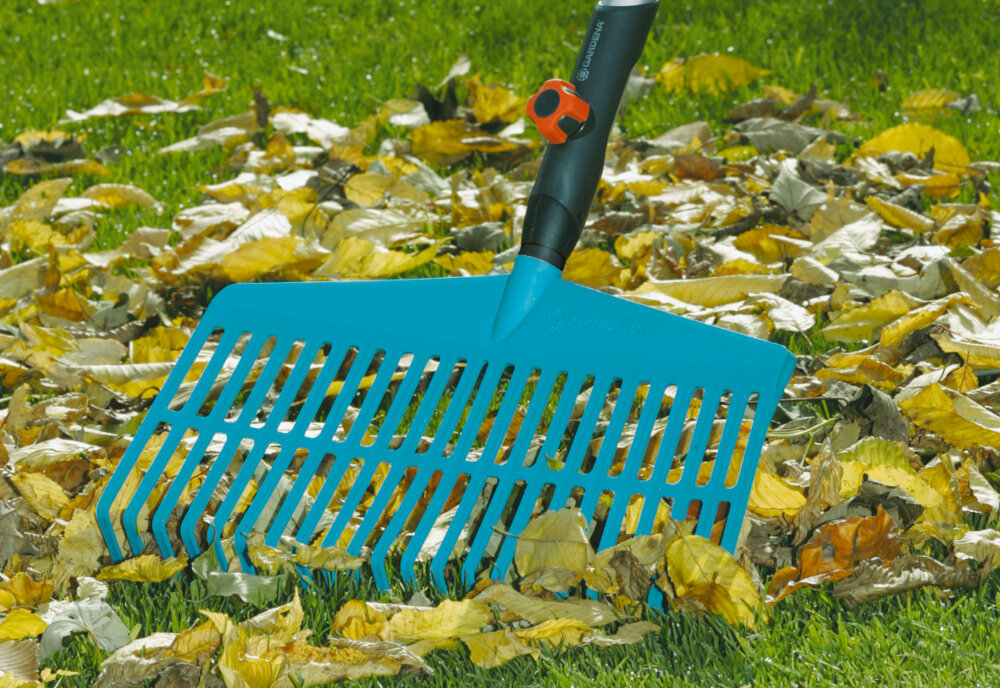 Grabie GARDENA 3020-23 do liści glowica z wysokiej jakosci tworzywa sztucznego odporne na korozje i uszkodzenia szerokosc robocza 43 cm 22 elastyczne zeby sprawne sprzatanie duzych powierzchni