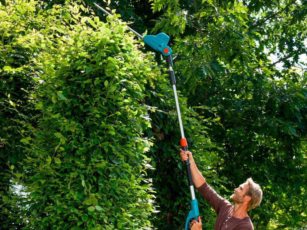 Nożyce do żywopłotu GARDENA THS 500-48 8883-20 elektryczne do przycinania wysokich drew i krzewow niewielka waga 4,1 kg innowacyjne narzedzie ogrodowe precyzyjne wygodne przycinania zywoplotow efektywnosc wygodna uzytkowania