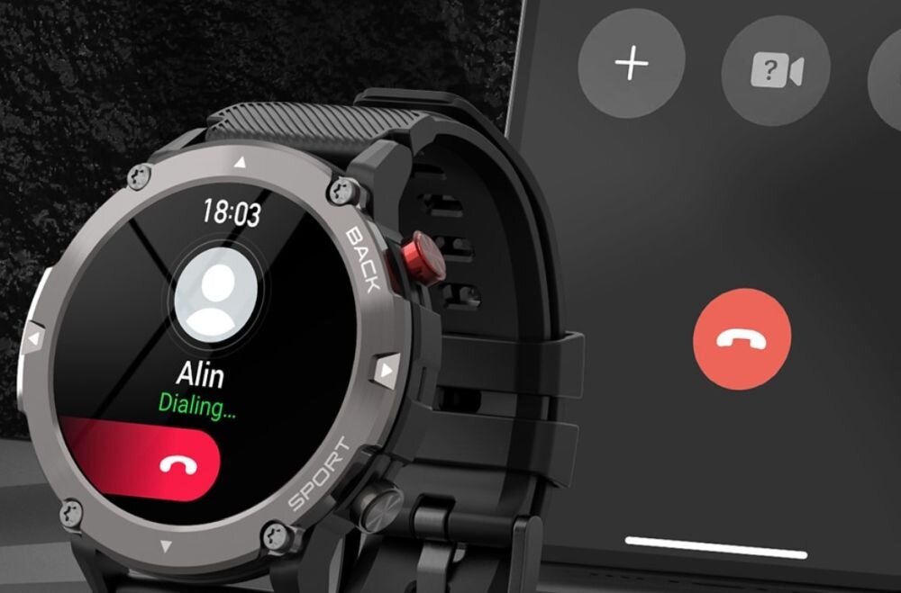 Na obrazie widać czarny smartwatch z okrągłym wyświetlaczem, na którym jest napis \'18:03 Alin Dialing...\'. Obok zegarka znajduje się fragment ekranu urządzenia z ikonami połączeń i czerwoną słuchawką.