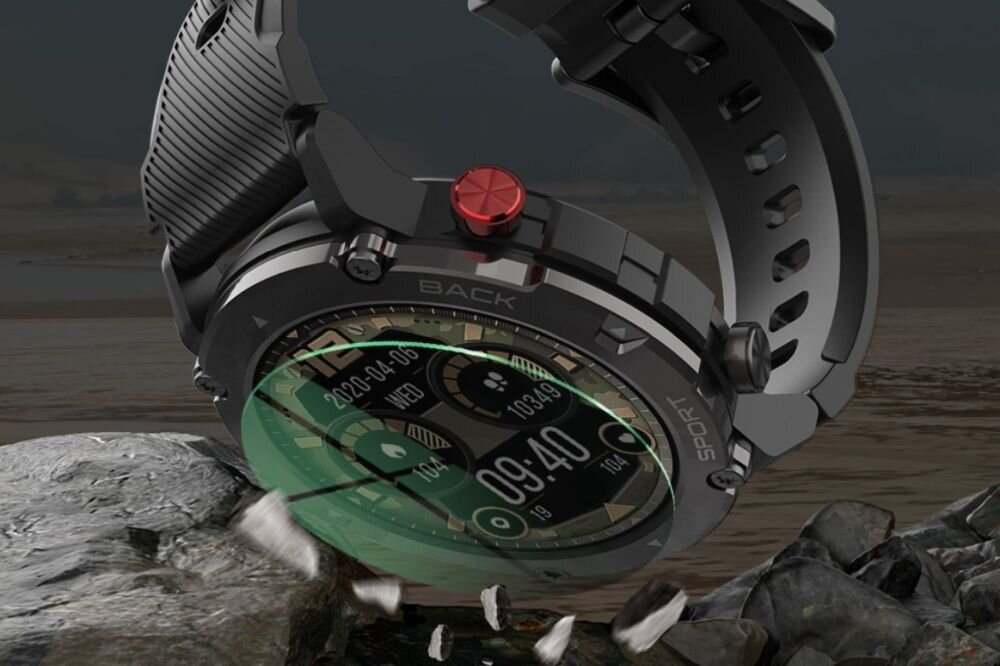 Smartwatch z czarnym paskiem i okrągłym wyświetlaczem, na którym widoczna jest godzina 09:40 oraz data 2020-04-06. Na obudowie znajdują się napisy \'BACK\' i \'SPORT\'.