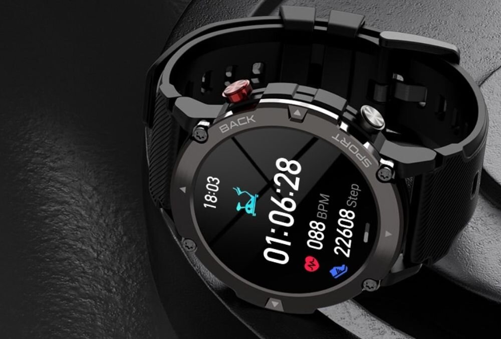 Czarny smartwatch z okrągłym wyświetlaczem pokazuje godzinę 01:06:28, 088 BPM i 22608 Step. Na obudowie widoczne są napisy \'BACK\' i \'SPORT\'.