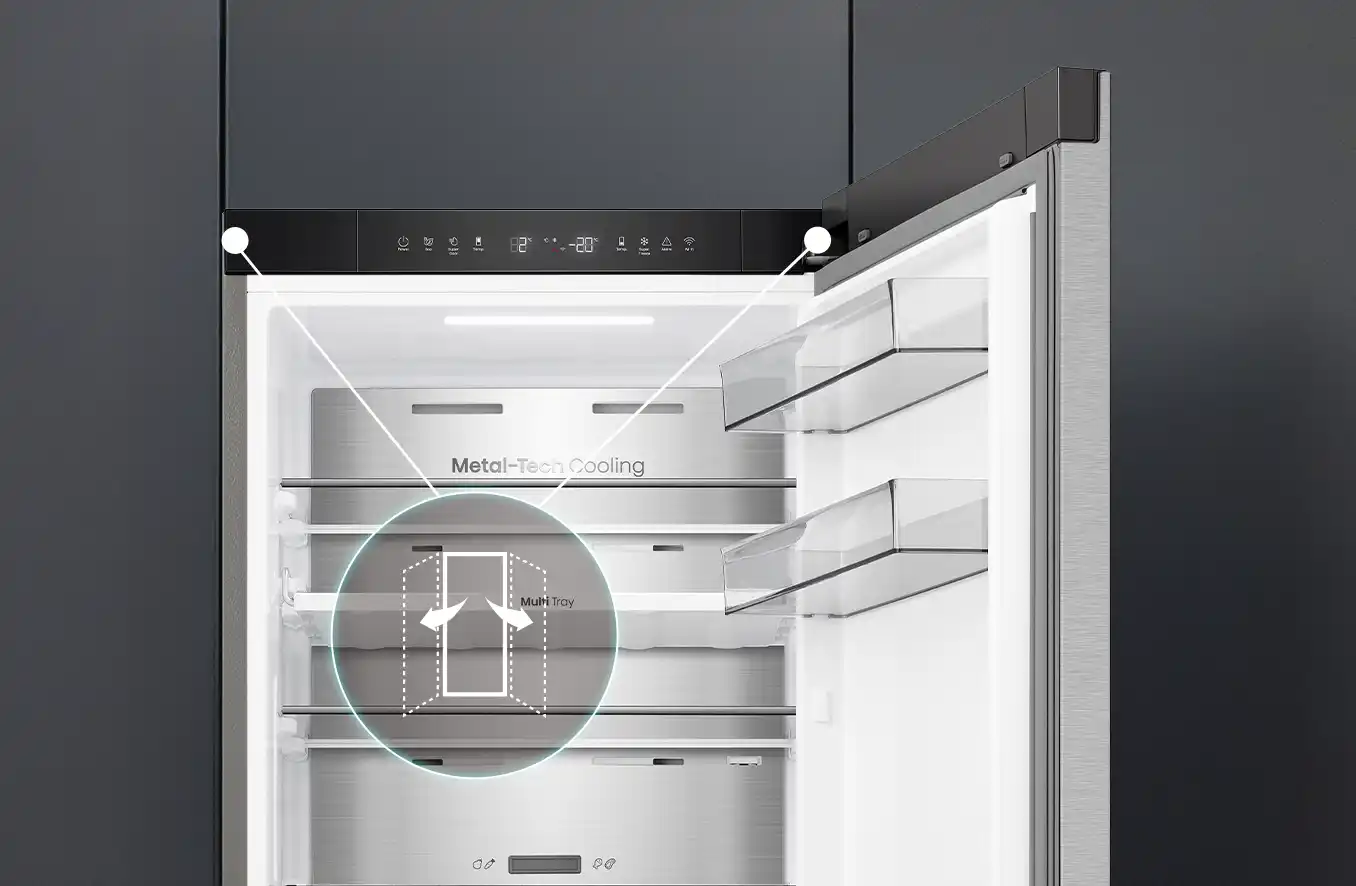Otwarta lodówka z widocznymi półkami i napisem \'Metal-Tech Cooling\'. Na drzwiach znajdują się przezroczyste półki, a na panelu sterowania widoczne są ikony i cyfry.