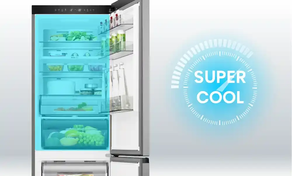 Otwarta lodówka z widocznymi półkami wypełnionymi jedzeniem, obok niej napis \'SUPER COOL\'.