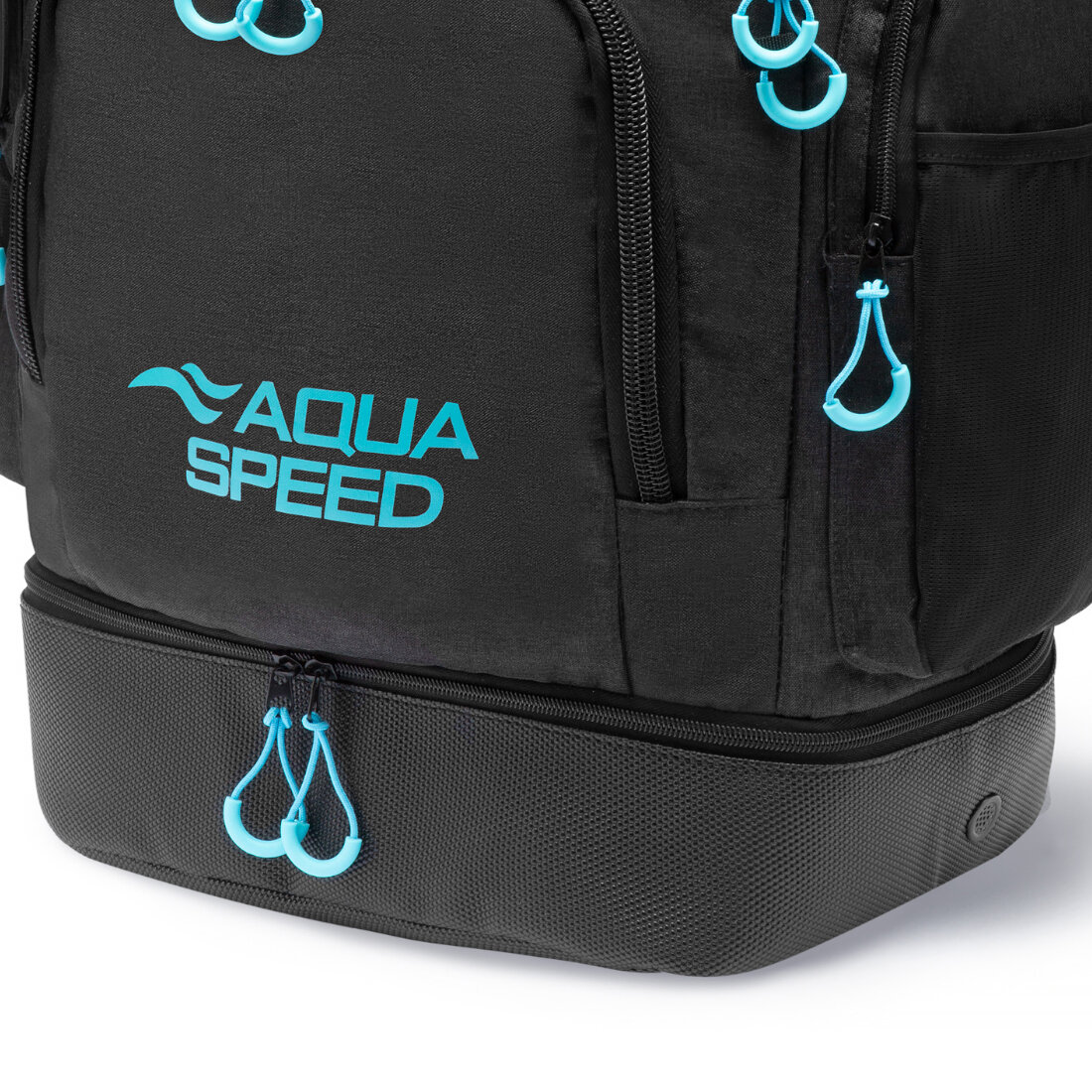 Czarny plecak z niebieskimi suwakami i logo \'AQUA SPEED\' na przedniej kieszeni. Dolna część plecaka ma teksturowaną powierzchnię i dodatkowy zamek błyskawiczny.