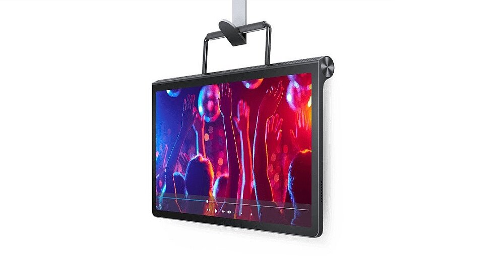 Tablet zawieszony na uchwycie, wyświetlający kolorowy obraz z podniesionymi rękami w tłumie. Obudowa tabletu jest szara.