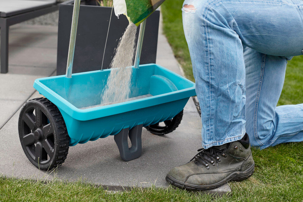 Siewnik GARDENA 0432-20 rozsypywanie do samej krawedzi zasuwa z uszczelka precyzyjne dozowanie doskonale efekty wzrostu roslin zabezpieczenie materialu przed przypadkowym rozsypaniem