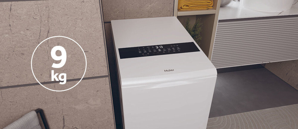 Na obrazie widoczna jest biała pralka z panelem sterowania na górze, z logo \'Haier\'. Obok pralki znajduje się okrągły symbol z napisem \'9 kg\'.