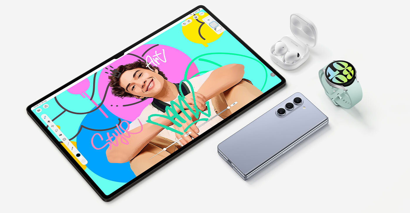 Na obrazie widoczny jest tablet z kolorowym ekranem, smartfon z trzema aparatami, otwarte etui z bezprzewodowymi słuchawkami oraz smartwatch z okrągłym wyświetlaczem. Na ekranie tabletu znajduje się kolorowy rysunek z napisem \'Style\'.