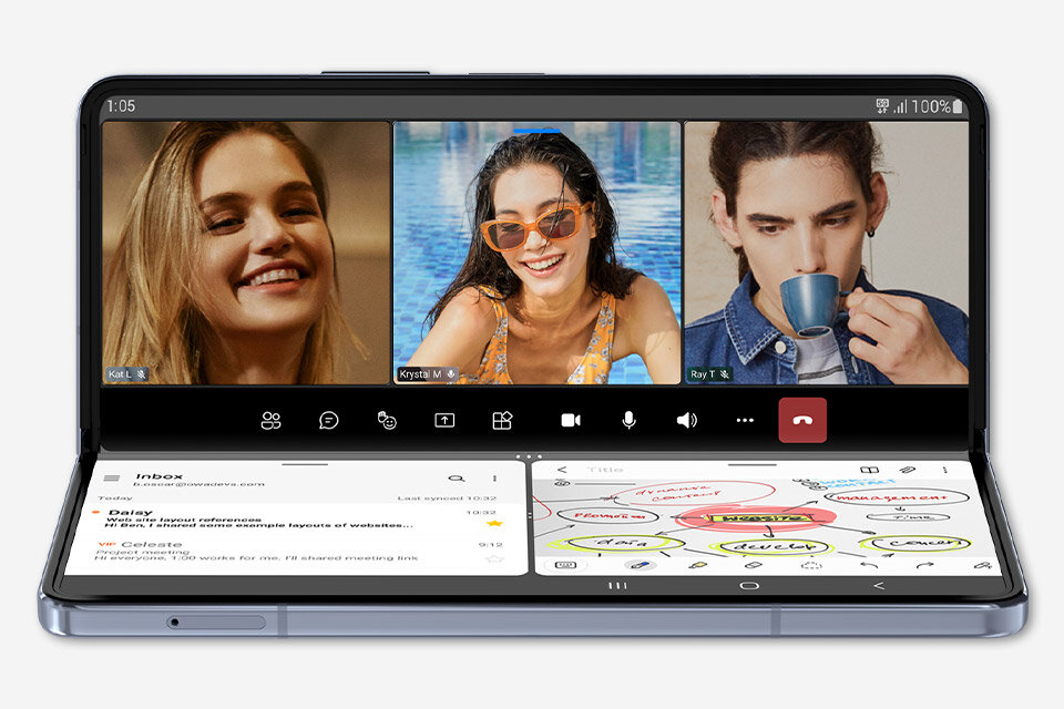 Smartfon z rozłożonym ekranem, na którym widać trzy osoby podczas wideorozmowy oraz aplikację pocztową i notatki. Na ekranie widoczny jest tekst: \'Inbox\', \'Delay\', \'Celeste\'.