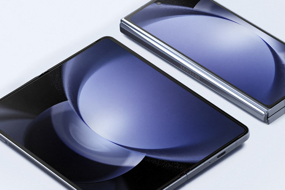 Na obrazie widoczne są dwa smartfony z dużymi ekranami, jeden z nich jest rozłożony, a drugi złożony. Na obudowie złożonego urządzenia widnieje logo \'SAMSUNG\'.
