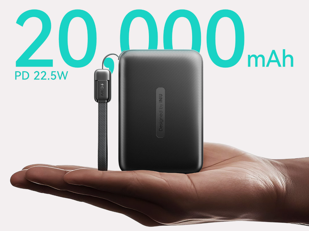 Na dłoni znajduje się czarny powerbank z napisem \'Designed by INIU\'. W tle widoczny jest tekst \'20,000 mAh PD 22.5W\'.