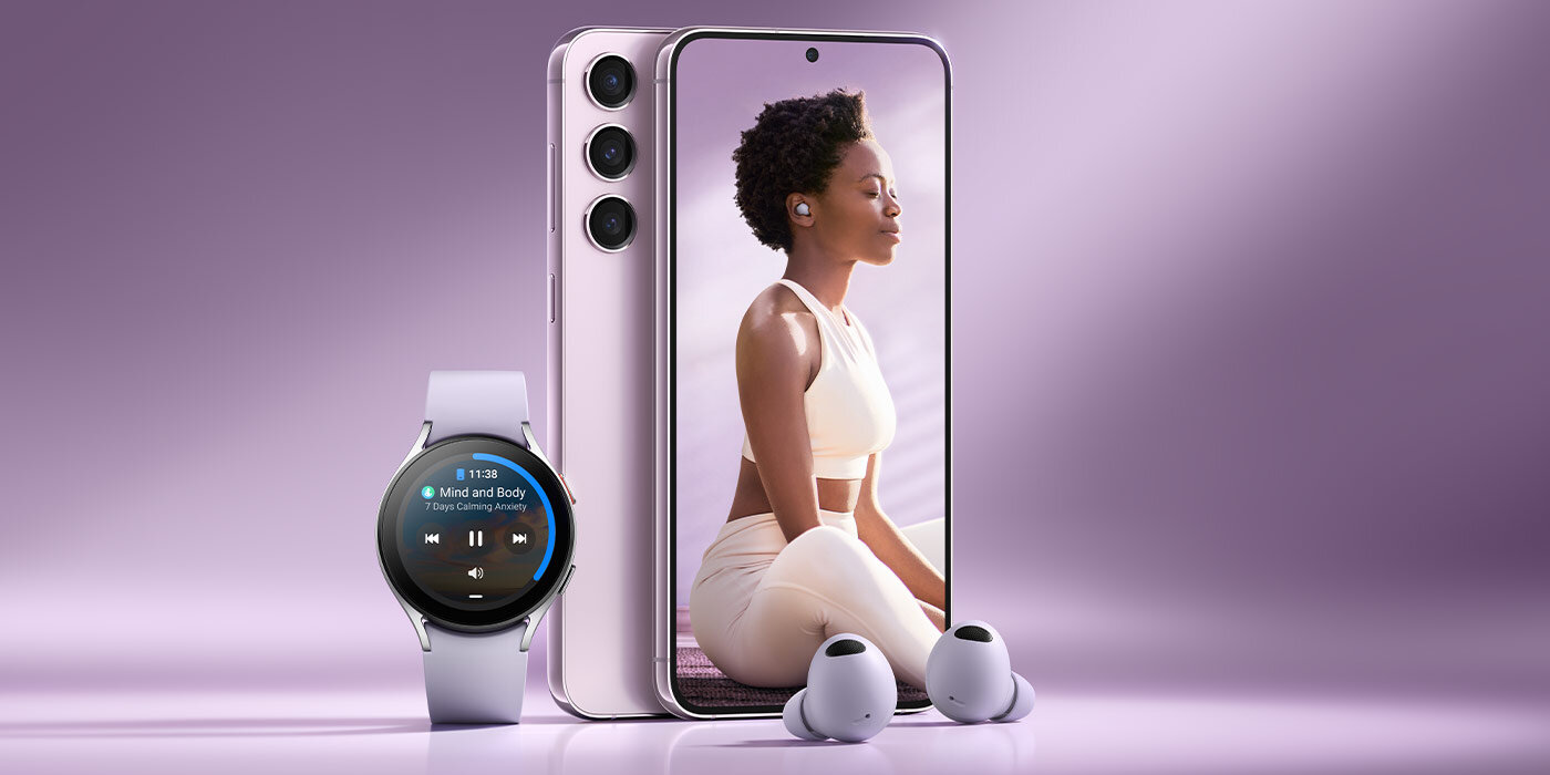 Smartwatch, smartfon i słuchawki douszne z serii Galaxy – wszystkie urządzenia współpracują ze sobą, by korzystało się z nich wygodniej Na obrazie widoczny jest smartfon z wyświetlaczem przedstawiającym osobę w pozycji medytacyjnej, obok znajdują się słuchawki douszne oraz smartwatch z wyświetlaczem pokazującym godzinę 11:36 i tekst \'Mind and Body\'.