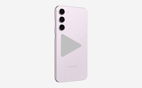 Obraz przedstawia tył smartfona z trzema pionowo ułożonymi aparatami i logo \'SAMSUNG\'. Na ekranie widoczny jest duży, półprzezroczysty symbol odtwarzania wideo.