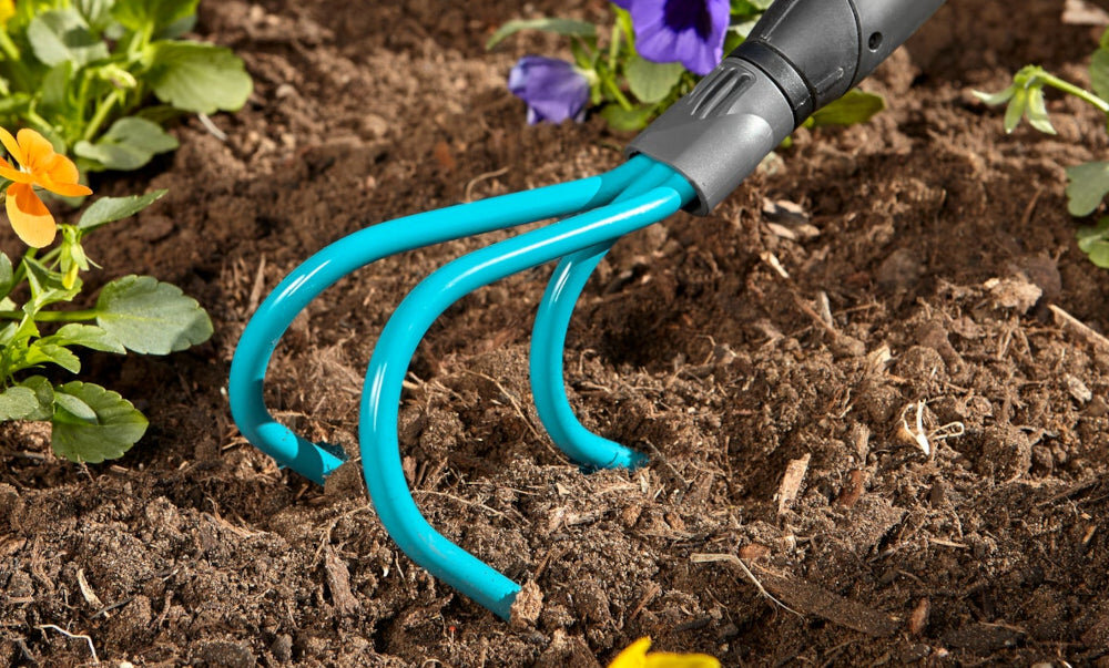 Pazurki ogrodnicze GARDENA 3166-20 szerokość 9 cm 3 zębów trzy haczykowato zagiete zeby rozbijaja zbite podloze zeby z wysokiej jakosci stali trwalosc odpornosc na odksztalcenia powloka z duroplastu ochrona przed rdza wilgocia uszkodzeniami mechanicznymi szerokosc robocza 9 mm do mniejszych powierzchni