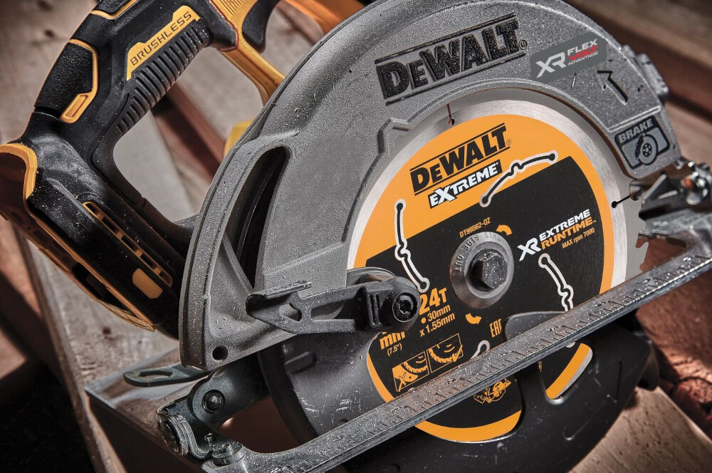 Na obrazie widoczna jest pilarka tarczowa z logo DEWALT na obudowie. Na tarczy znajdują się napisy: \'DEWALT EXTREME\', \'24T\', \'XR EXTREME RUNTIME\'.