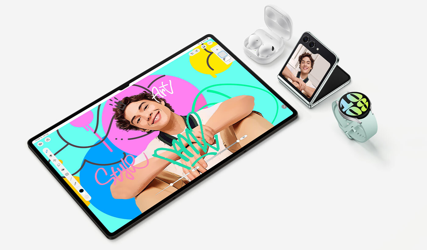 łatwa współpraca z innymi urządzeniami Galaxy Na obrazie widoczne są tablet z kolorowym rysunkiem, otwarte etui z bezprzewodowymi słuchawkami, składany smartfon z wyświetlaczem oraz smartwatch z kolorowym wyświetlaczem. Na ekranie tabletu widnieje napis \'Style\'.