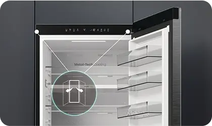 Obraz przedstawia wnętrze lodówki z otwartymi drzwiami, na których znajdują się półki. Na drzwiach widoczny jest napis \'Metal-Tech Cooling\'.
