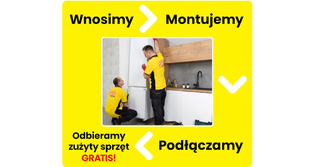 Dwóch mężczyzn w żółtych koszulkach montuje lodówkę w kuchni. Na żółtym tle widnieje tekst: \'Wnosimy\', \'Montujemy\', \'Podłączamy\', \'Odbieramy zużyty sprzęt GRATIS!\'.