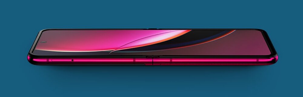 Obraz przedstawia smartfon w kolorze czarnym z widocznym ekranem w trybie złożonym. Tło jest jednolite, w kolorze niebieskim.