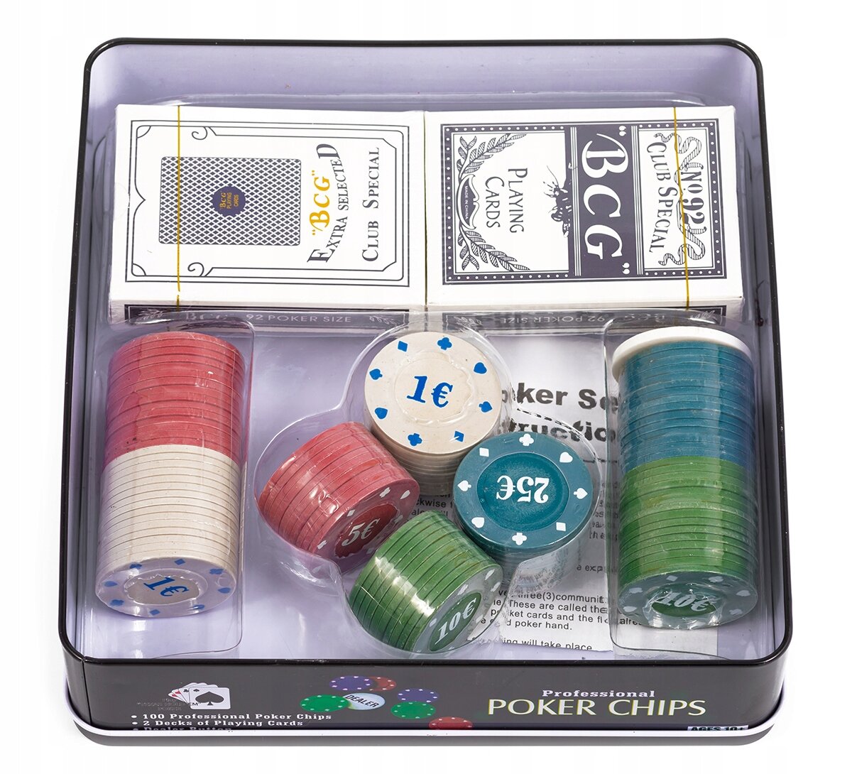 Zestaw do pokera zawiera dwie talie kart z napisami \'BCG Extra Special Club Special\' i \'BCG No. 92 Club Special\', oraz żetony o nominałach 1€, 5€, 10€ i 25€. Na pudełku widnieje napis \'Professional Poker Chips\'.