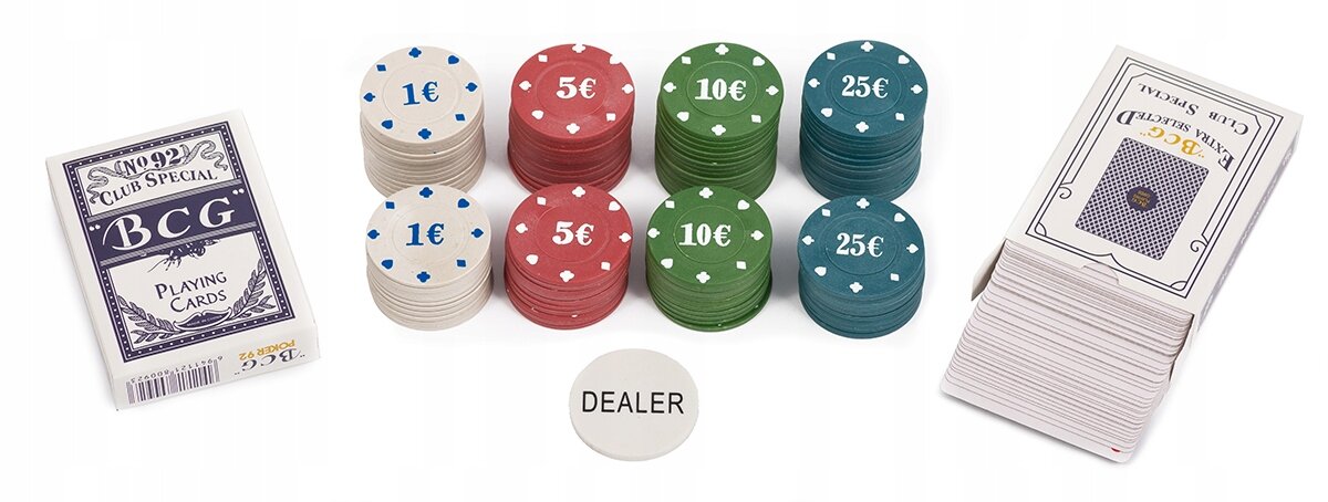 Na obrazie widoczny jest zestaw do pokera, w skład którego wchodzą żetony o nominałach 1€, 5€, 10€, 25€, talia kart do gry z napisem \'BCG Playing Cards\' oraz krążek z napisem \'DEALER\'.