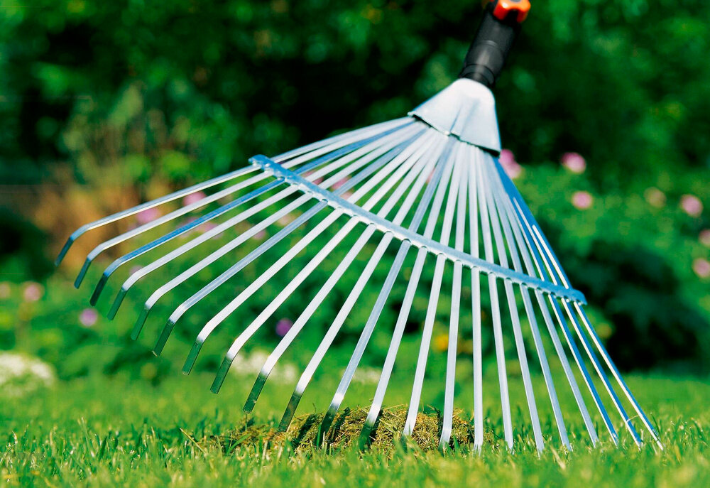 Grabie GARDENA 3102-20 do liści z ocynkowanej stali odporne na korozje i uszkodzenia szerokosc robocza 50 cm 22 stalowe zeby sprawne sprzatanie duzych powierzchni