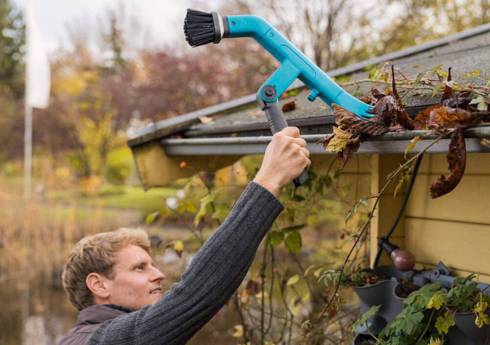 Przyrząd do czyszczenia rynien dachowych GARDENA Combisystem 3651-20 osoba czyści rynny bez trzonka łatwa praca bez konieczności używania trzonka możliwość indywidualnego ustawienia kąta pracy zapięcie zatrzaskowe