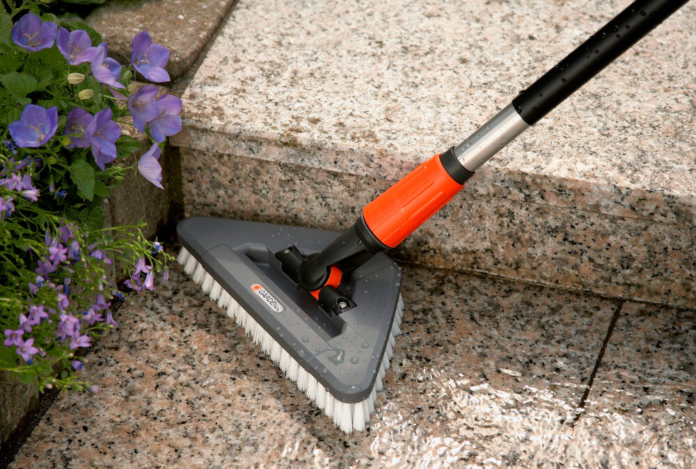 Szczotka GARDENA 5562-20 obracajacy sie przegub w zakresie 360° staly dostep do wody