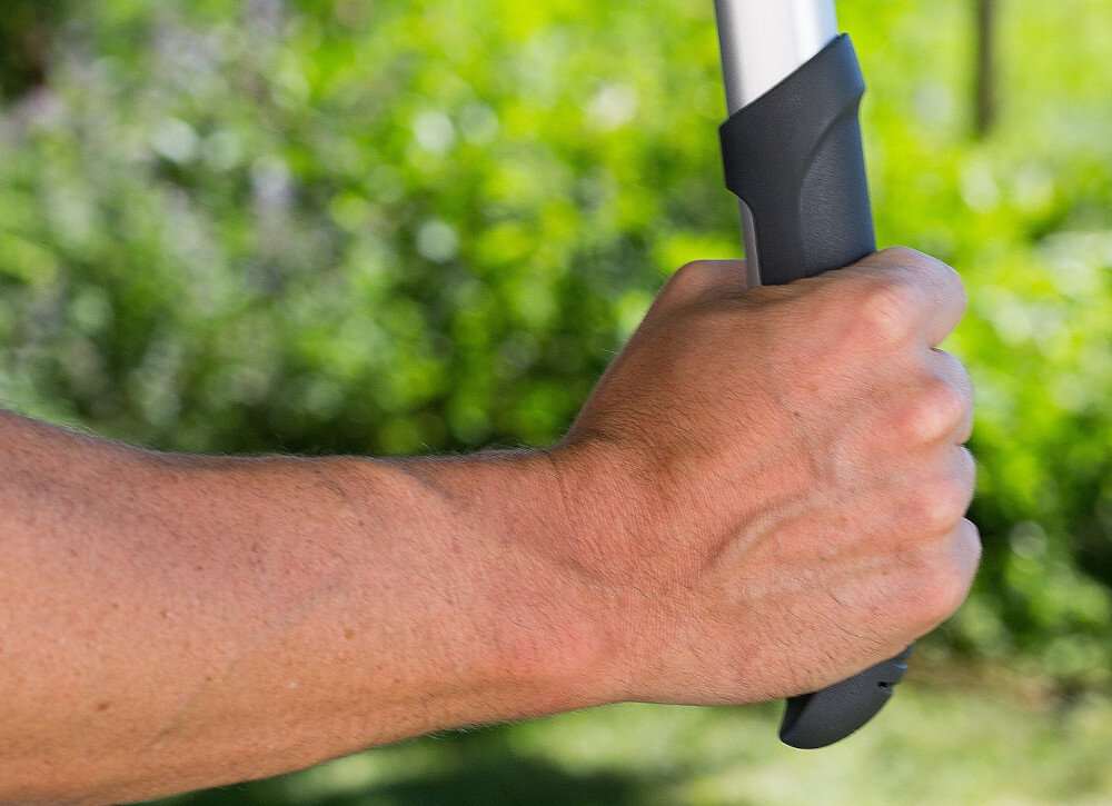 Sekator ręczny GARDENA Premium 700 B 8710-20 ogród krzewy zbliżenie na rękojeść osoba trzyma sekator w dłoniach podwójnie wygięte aluminiowe ramiona stabilność odporność na odkształcenia aluminiowa konstrukcja ergonomiczne wyprofilowanie