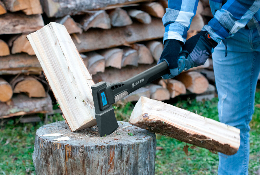 Siekiera uniwersalna GARDENA 8716-48 1.4 kg do rabania drewna na opal proste efektywne zadanie dlugosc 60 cm waga 1,4 kg glowica waga 1,0 kg rownowaga miedzy sila a latwa osbluga