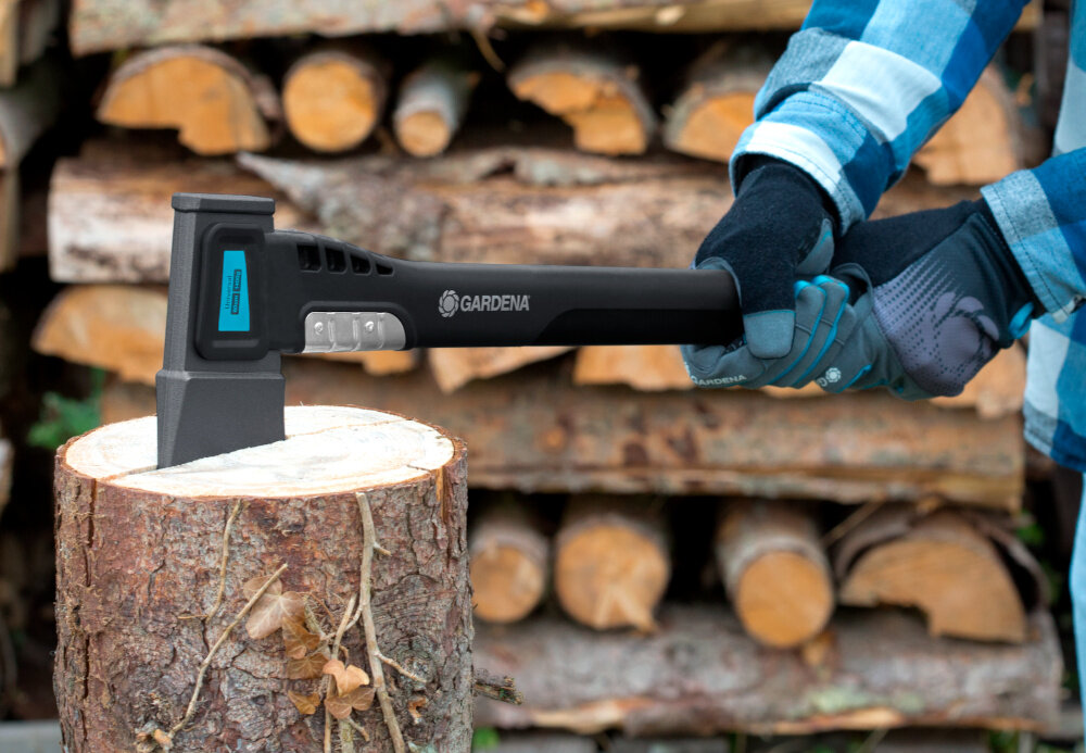 Siekiera uniwersalna GARDENA 8716-48 1.4 kg glowica grubosc 18 cm nieprzywierajaca powloka zmniejsza tarcie lekko wchodzi w drewno