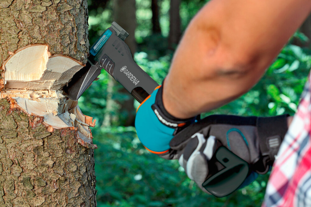 Siekiera uniwersalna GARDENA 8716-48 1.4 kg srodek ciezkosci blisko glowicy rownowaga maksymalizuje sile uderzenia precyzja nakladka ze stali nierdzewnej ochrona trzonka