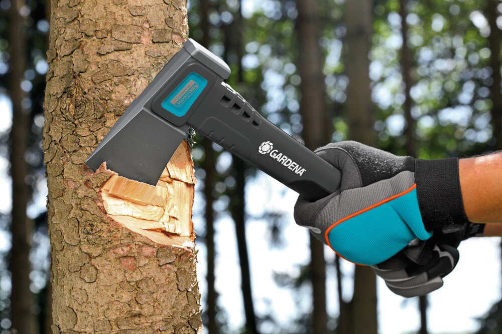 Siekiera GARDENA 8718-48 1.6 kg do rabania drewna na opal proste efektywne zadanie dlugosc 60 cm waga 1,6 kg glowica waga 1,2 kg rownowaga miedzy sila a latwa osbluga