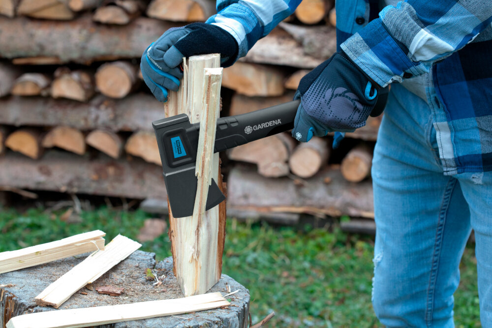 Siekiera GARDENA 8718-48 1.6 kg srodek ciezkosci blisko glowicy rownowaga maksymalizuje sile uderzenia precyzja nakladka ze stali nierdzewnej ochrona trzonka