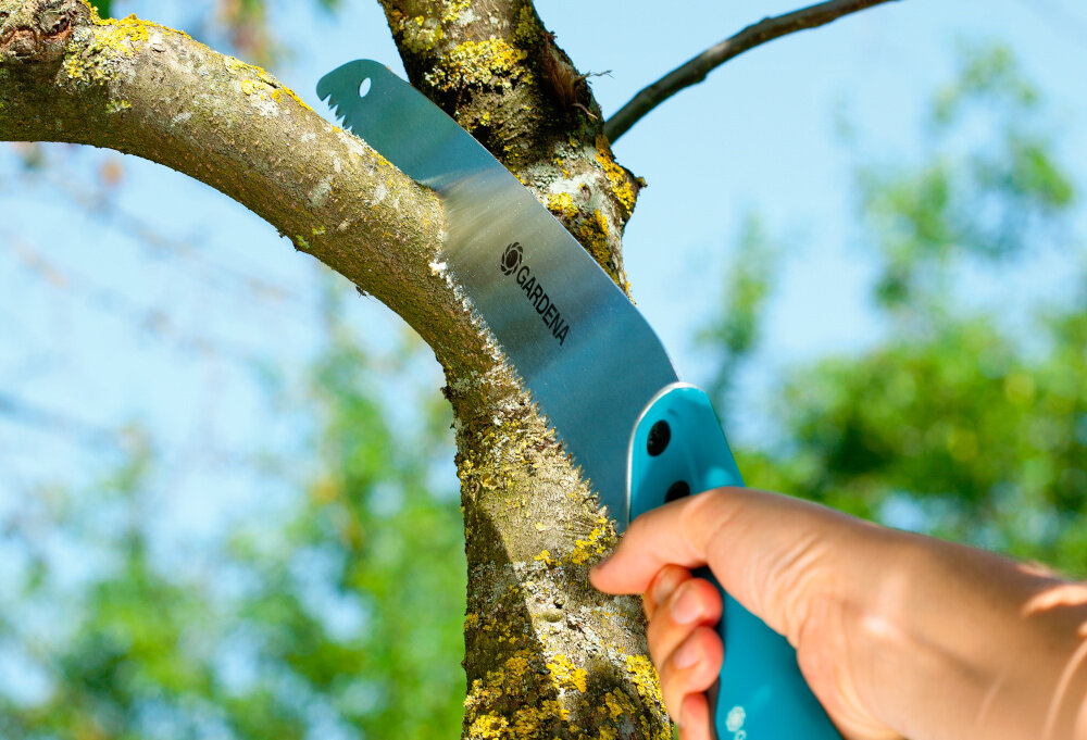 Piła ogrodowa GARDENA 300PP 8737-20 do ciecia drzew i krzewow ostrze dlugosc 300 mm ze stali z impulsowo hartowanym uzebieniem podwojnym szlifem wyjatkowa ostrosc precyzja ciecia specjalna powloka ochrona przed korozja