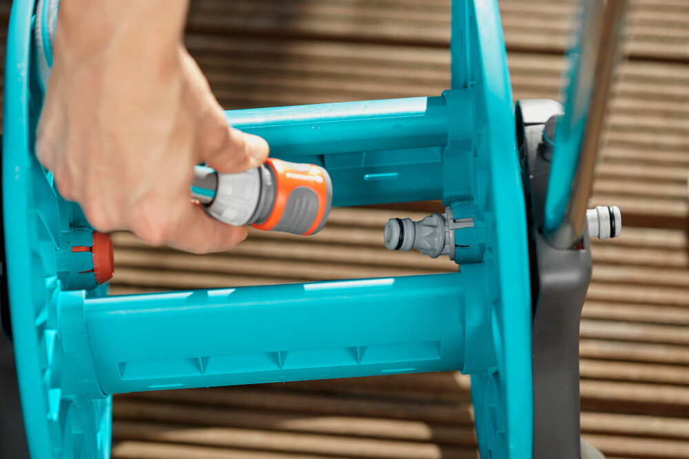 Wózek na wąż GARDENA Aquaroll S 18502-20 mocowanie weza skosnie od wewnetrznej strony rolki wspolpraca z elementami Original GARDENA System