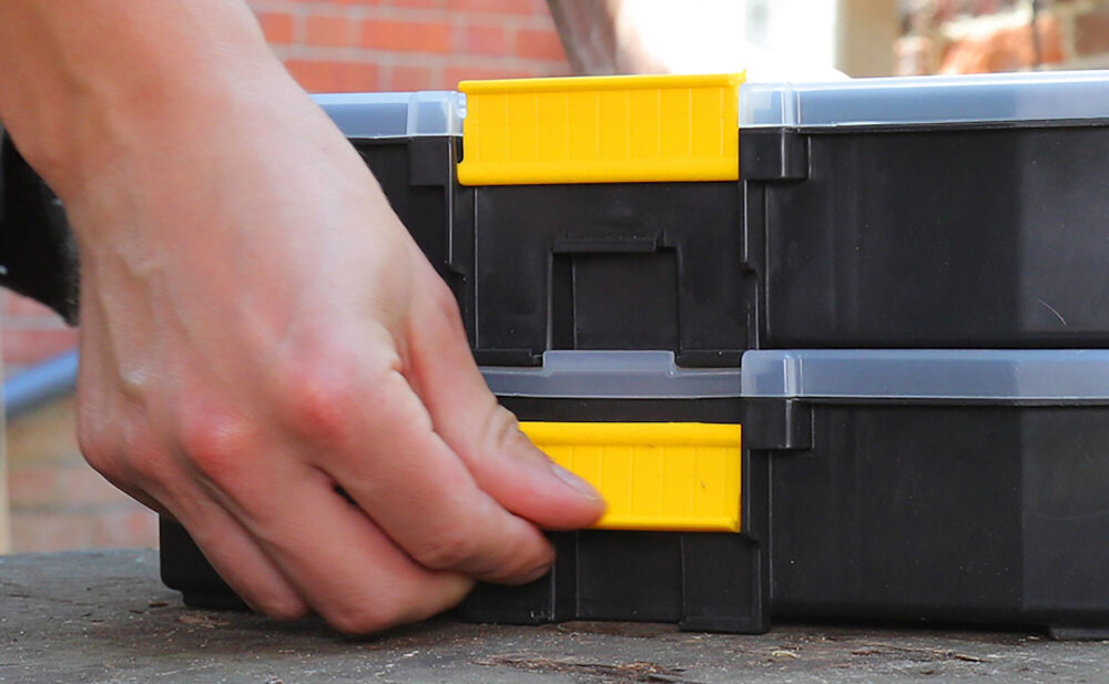 Organizer STANLEY Sort Master Junior 1-97-483 dwa spięte ze sobą organizery widoczne z boku uchwyt z tworzywa sztucznego teksturowane wykończenie zatrzaski z tworzywa sztucznego bezpieczeństwo przechowywania możliwość spięcia jednocześnie do 3 organizerów STANLEY® za pomocą bocznych zatrzasków własny system organizacji
