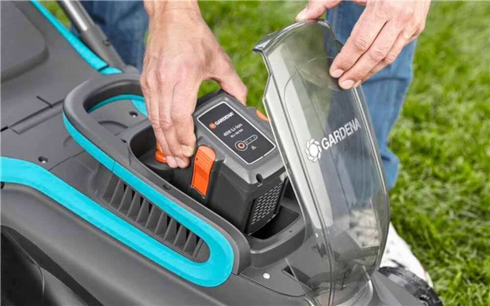 Kosiarka akumulatorowa GARDENA PowerMax Li-40-37 silnik PowerPlus bardzo cicha 86 dB komfortowa oraca akumulator litowo-jonowy pojemność 4,2 Ah łatwy w utrzymaniu i wymianie pozbawiony efektu pamięci model bez akumulatora i ładowarki wyświetlacz LED