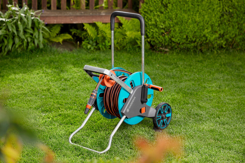Wózek na wąż GARDENA Aquaroll M Easy 18515-20 latwe przechowywanie i transportowanie wezy ogrodowych porzadek oszczednosc miejsca wygodne podlewanie szybkie zwijanie weza bez platania stabilna konstrukcja mobilnosc system ochrony przed wyciekami