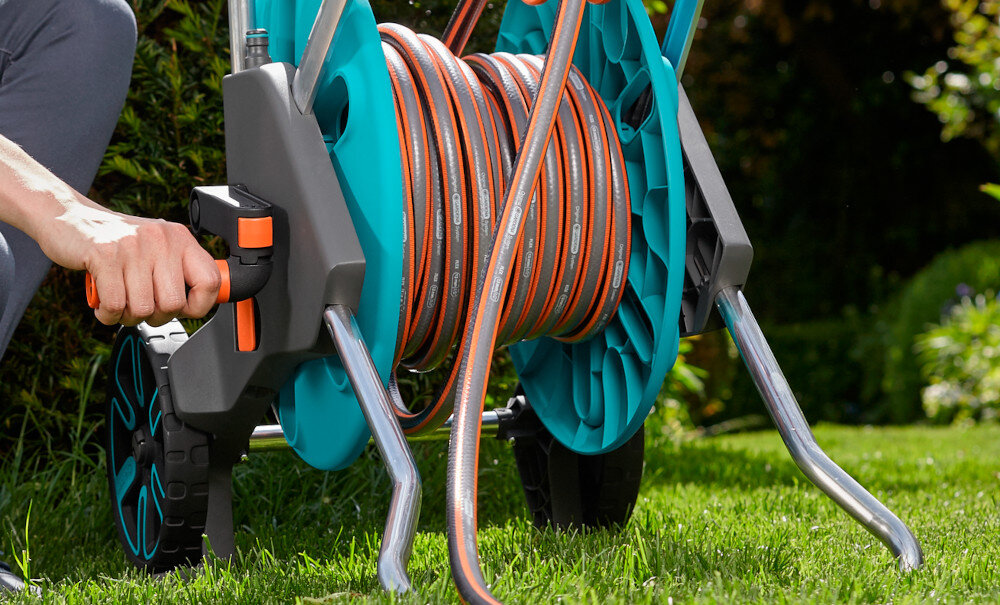 Wózek na wąż GARDENA Aquaroll M Easy 18515-20 prowadnica solidna metalowa rama roznomierne zwijanie weza dlugotrwale uzytkowanie mniejsze ryzyko uszkodzenia