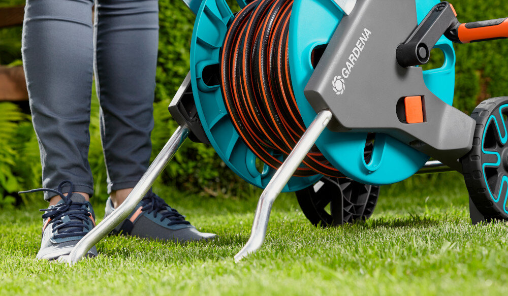 Wózek na wąż GARDENA Aquaroll M Easy 18515-20 system Kick&Stand podporka o specjalnym ksztalcie wozek nie bedzie sie poruszal
